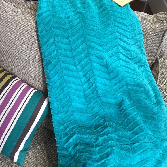 DOMAIN Teal fancy throw! Reversible and comfy! 50x60” - Picture 2 of 5